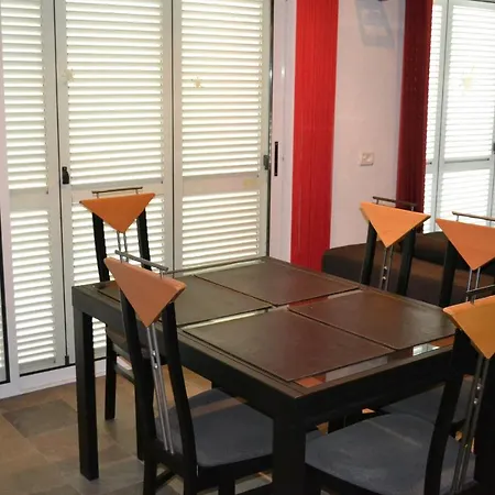 Edward Apartment *